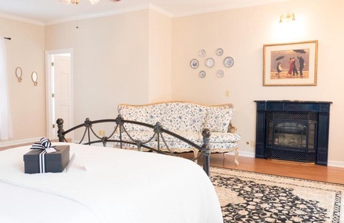 Round Hill Bed & Breakfast | The Manor at Airmont
