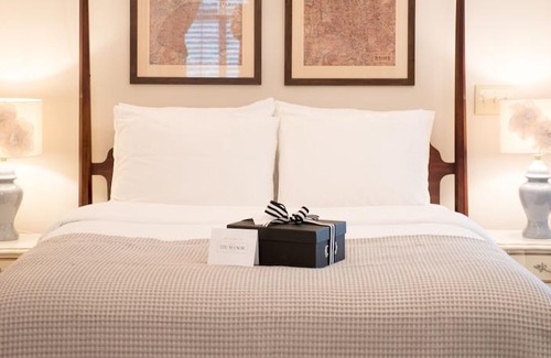 Round Hill Bed & Breakfast | The Manor at Airmont