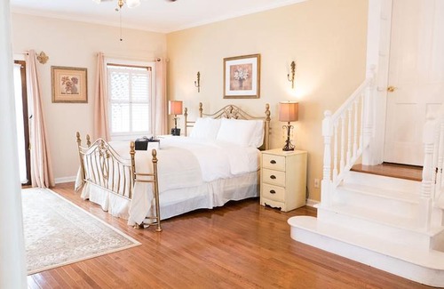 Round Hill Bed & Breakfast | The Manor at Airmont
