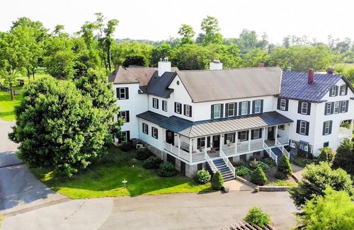 Round Hill Bed & Breakfast | The Manor at Airmont