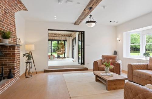 Royston Villa | The Manor at Minstrel Court with Hot Tub