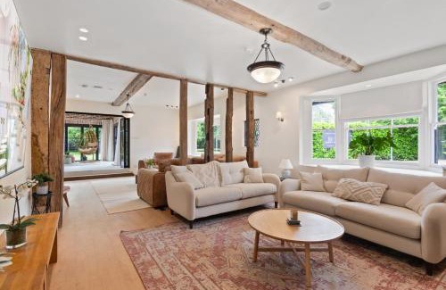 Royston Villa | The Manor at Minstrel Court with Hot Tub