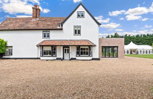 Royston Villa | The Manor at Minstrel Court with Hot Tub