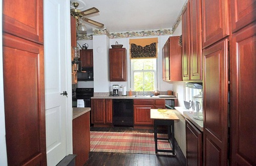 Berkeley Springs House | The Manor - historic mansion, covered porch, wifi, walk to everything, king bed