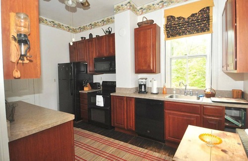 Berkeley Springs House | The Manor - historic mansion, covered porch, wifi, walk to everything, king bed