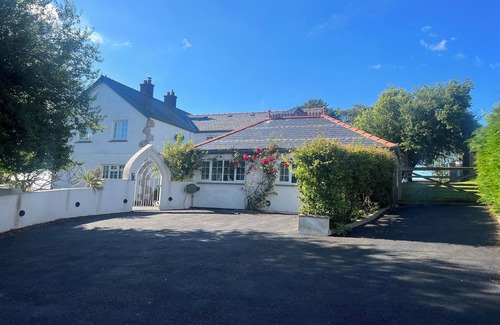 Llandudno Junction Cottage | THE MANOR HOUSE SKERRY VORE, pet friendly, with hot tub in Llandudno
