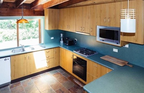 Robertson House | THE MAPLE LODGE Farm Stay - Alpacas, Pigs, Goats and Outdoor Pizza Oven
