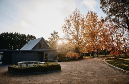 Robertson House | THE MAPLE LODGE Farm Stay - Alpacas, Pigs, Goats and Outdoor Pizza Oven