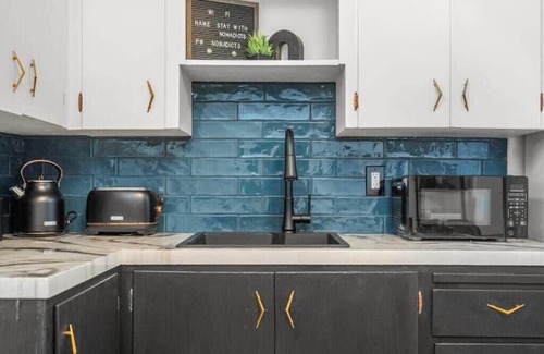 Drumheller Apartment | The Marble | Sleeps 4 Guests | DT | 55 " Smart TV