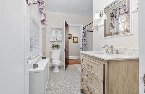 Roanoke Bed & Breakfast | The Maridor - "Daisy" Historic home near lots of shops and restaurants