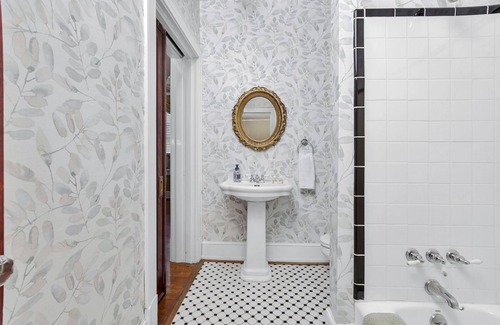 Roanoke Bed & Breakfast | The Maridor - "Lily"-Historic home near lots of shops and restaurants