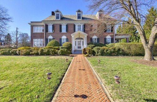 Roanoke Bed & Breakfast | The Maridor - "Tulip" - Historic home near lots of shops and restaurants