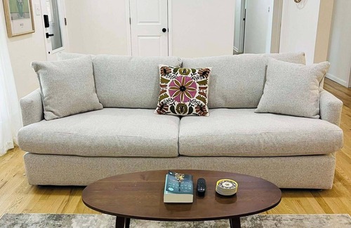 Marietta House | The Marietta Haus close to I-75, East Cobb, and Truist Park! Sleeps 5