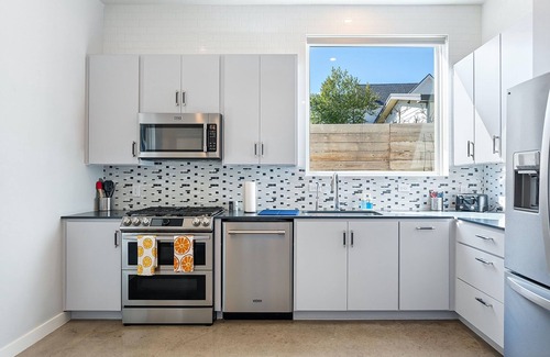 South Manchaca House | The Marilyn – Trendy 3 BDR in South Austin Minutes to Congress, Lamar, & More!