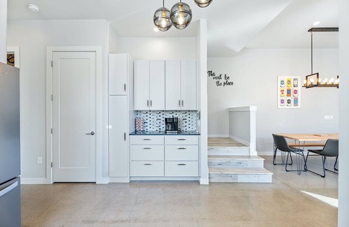 South Manchaca House | The Marilyn – Trendy 3 BDR in South Austin Minutes to Congress, Lamar, & More!