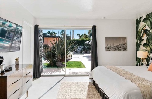 Warm Sands Hotel | The Marley Hotel by AvantStay | 20 OCC Full Hotel Buyout in Palm Springs w/Pool & Hot Tub!