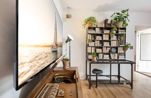 West Beach Apartment | The Marlowe Garden Suite - Vintage Luxury at the Beach - Hotel Amenities