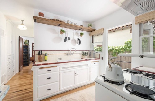 West Beach Apartment | The Marlowe Garden Suite - Vintage Luxury at the Beach - Hotel Amenities