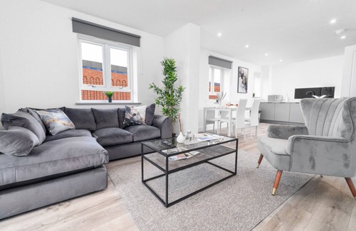 Smethwick Apartment | The Marsons Collection - 2 Bed Apartment- Parking