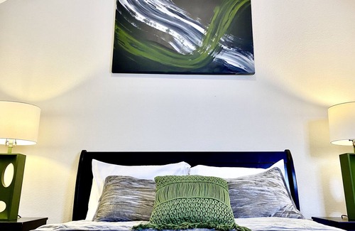 Clarksville House | The Marvel 5 bedrms w/Cinema+Study~Sleeps 12