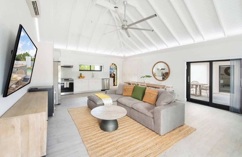 North Side Condo | The Mastic Cana LUXE Cottage & Pool on North Side