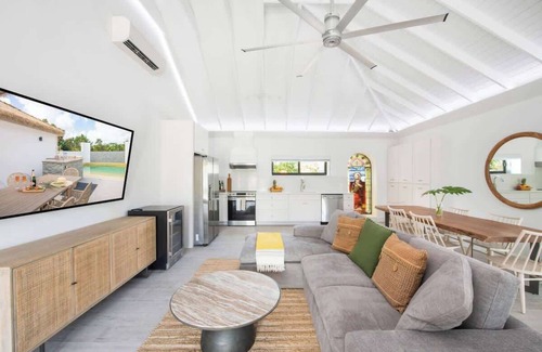North Side Condo | The Mastic Cana LUXE Cottage & Pool on North Side