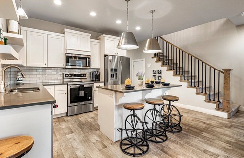 Washington Fields House | The Maverick|Resort Amenities, PlayStation, Grill, and more!