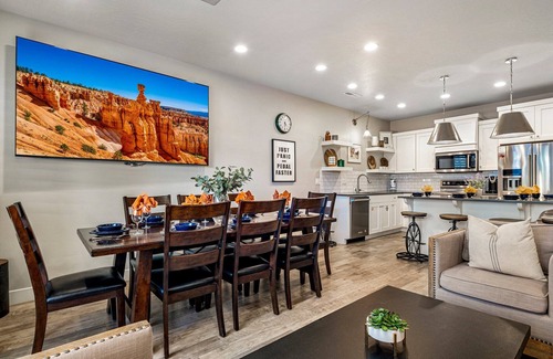 Washington Fields House | The Maverick|Resort Amenities, PlayStation, Grill, and more!