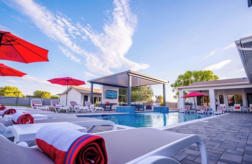 Gilbert House | The Max Resort! 1.5 Acres! Enjoy Pickle Ball, Pool, & Fun!