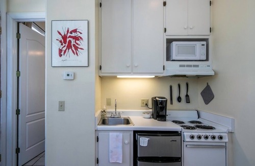 Oxford House | The Maxwell, 1BR CozyTriplex by Velvet Ditch Villas