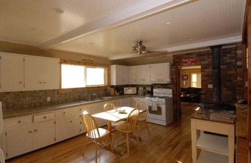 McCloud House | The McCloud Vacation Home on Mt. Shasta Sleeps 10+, Free Wifi