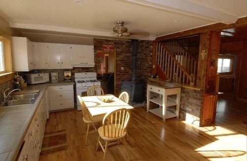 McCloud House | The McCloud Vacation Home on Mt. Shasta Sleeps 10+, Free Wifi