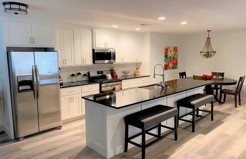 Springdale House | The McKinney. Centrally located. A few blocks from Emma St and Downtown.