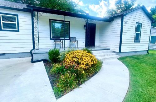 Springdale House | The McKinney dentrally located a few blocks from Emma St and Downtown four bedrooms