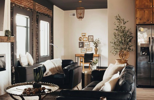 Leitchfield Apartment | The McKinzie Penthouse! newly renovated 2-King bedroom/2-bathroom.