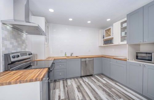 Gambier House | The Meadow at Kenyon: Beautiful 4-bedroom just steps from Kenyon College.