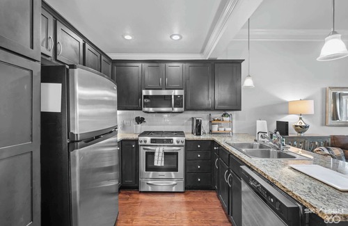 Fayetteville Apartment | The Meadow DTWN Fay Condo- 2 Blocks to Dickson St