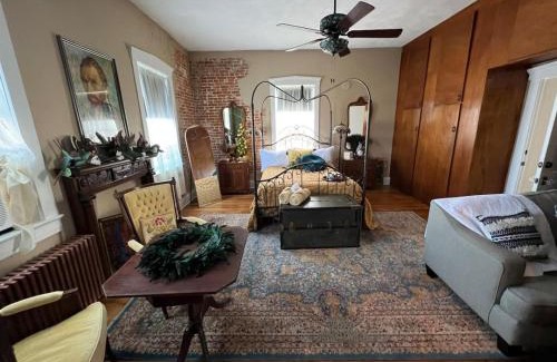 Perryville House | The Mediterranean House - Beautiful Downtown House