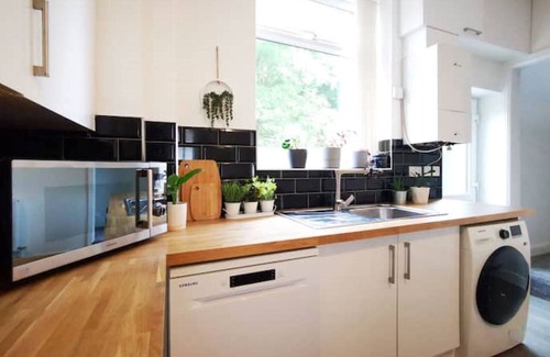 Failsworth House | The Mellor - Holiday Home 10 Minutes to Manchester City Centre With Free Parking