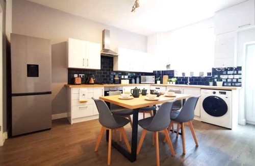Failsworth House | The Mellor - Holiday Home 10 Minutes to Manchester City Centre With Free Parking