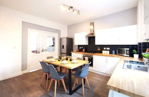 Failsworth House | The Mellor - Holiday Home 10 Minutes to Manchester City Centre With Free Parking