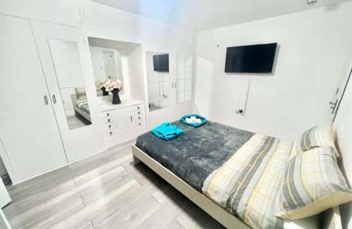 Brent Hotel | The Melrose