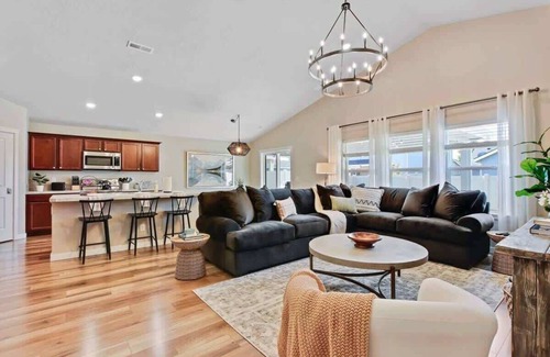 Meridian House | The Meridian Manor | Private 4 Bedroom Home