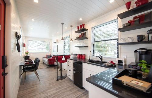 Waco House | The Merlot House-Container Home 12 min to Magnolia