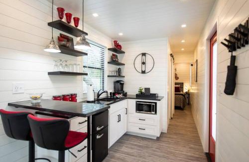 Waco House | The Merlot House-Container Home 12 min to Magnolia