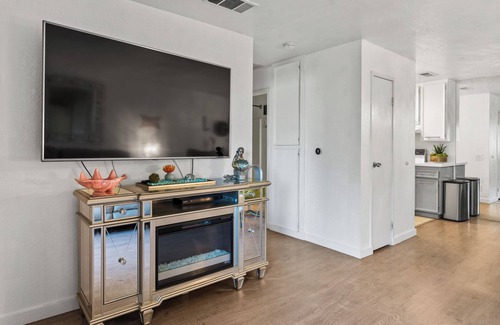 Racquet Club West Condo | The Mermaid Quarters Deluxe Stay WiFI-Central Palm Springs