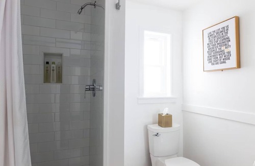 Lower Haight House | The Metro: Charming Twin Bedroom Perfect for Couple Stay, Near Golden Gate Park