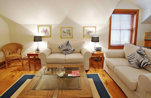 Fordwich Apartment | The Mews Studio - Romantic sandstone studio for 2 on beautiful vineyard estate