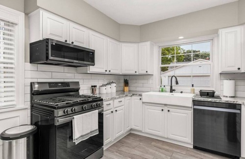 Peoria House | The Midcentury Cottage - Spacious 2BD w/KING bed