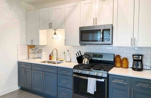 Kamm's Corners Apartment | The MidCentury Modern 5 min to Airport PETS!